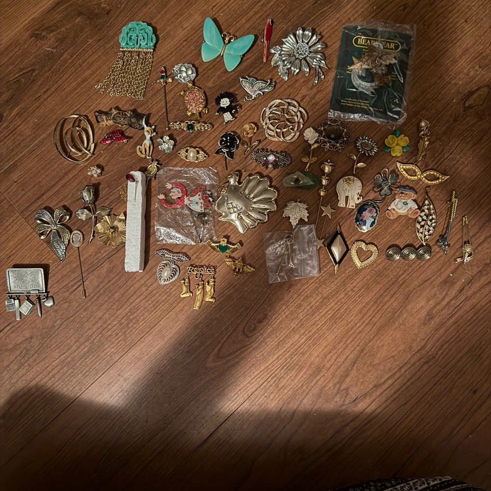 50 plus Vintage Brooch and Pin Collection